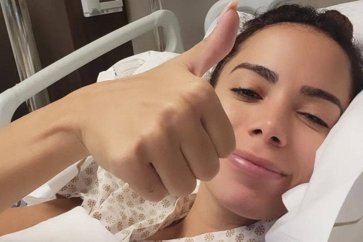Anitta segue internada mesmo após cirurgia, diz boletim médico
