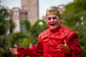 O Espetáculo "Hamlet na Rua" é parte do projeto "Cena em Trânsito" da Anthropos Companhia de Arte, contemplado pela Lei Paulo Gustavo. (Foto: Divulgação)