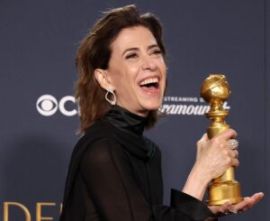 foto da atriz fernanda torres com troféu do globo de ouro